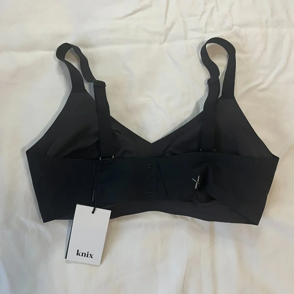 Knit Solid Black Padded V-Neck Evolution Adjustable Bra (NWT) | Size 6